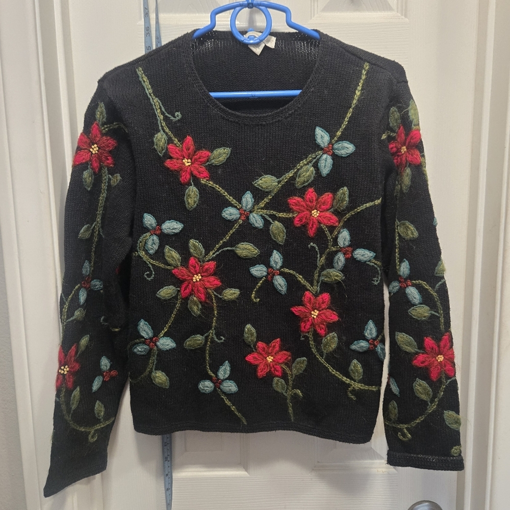 Northern Isles Sweater with Floral Design Size M